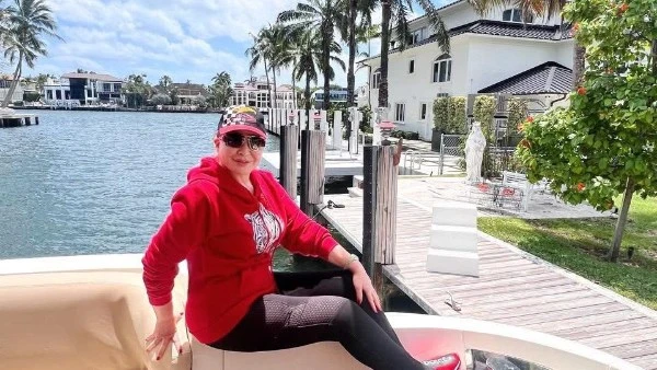 رحلة إلهام شاهين تتألق في جلسة تصوير من عطلتها الصيفية | شاهد