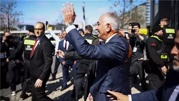 بعد تعرضه لرشقة طماطم.. رضا بهلوي يلقي كلمة من صندوقٍ مضادٍ للرصـاص