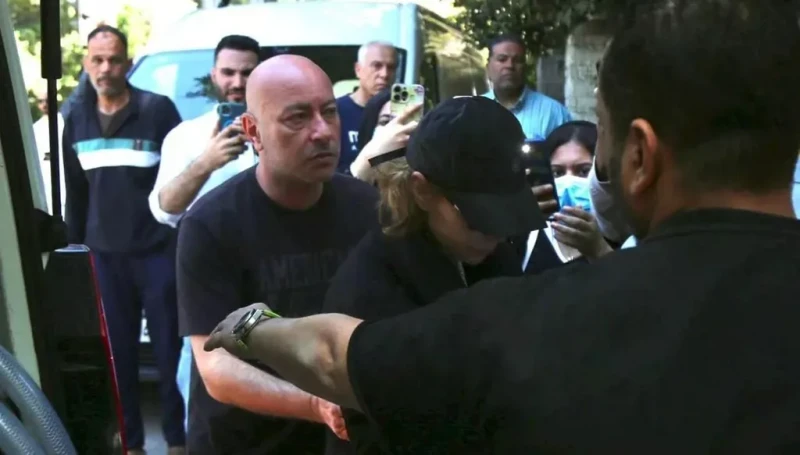 منة شلبي في وداع والدها… ونجوم الفن يحيطونها بالدعم في جنازة مؤثرة