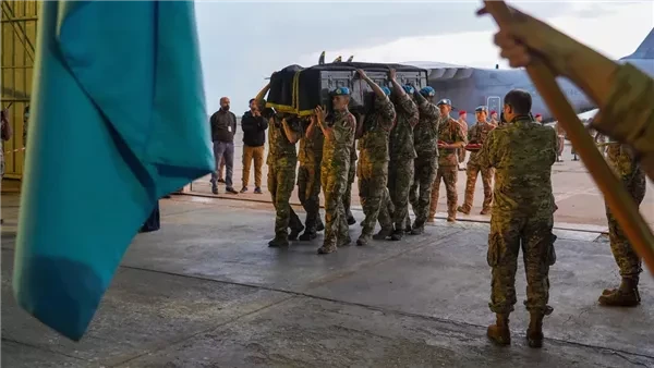 ماكرون يعلن وفاة جندي فرنسي ثانٍ في لبنان ويحمّل حزب الله مسؤولية الهجوم على اليونيفيل