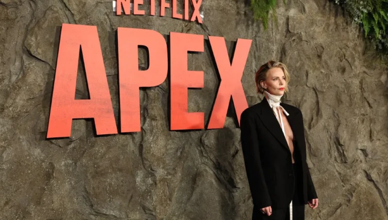 تشارليز ثيرون تتسلّق تايمز سكوير في عرض ترويجي غير تقليدي "Apex" (فيديو)