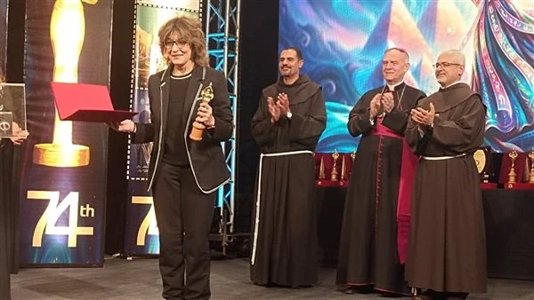 سماح أنور تحصد جائزة الريادة السينمائية في مهرجان المركز الكاثوليكي