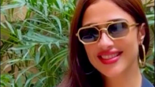 بالكاجوال. ياسمين عبد العزيز تتألق في أحدث ظهور