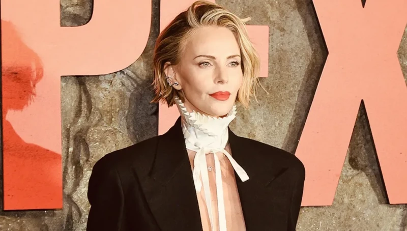 تشارليز ثيرون بإطلالة جريئة من ديور أذهلت الصحافة في العرض الافتتاحي لفيلم Apex (صور وفيديو)