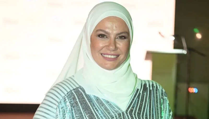 الشّيف ليلى فتح الله تطمئن الجمهور بعد الغارات قرب متجرها في بيروت