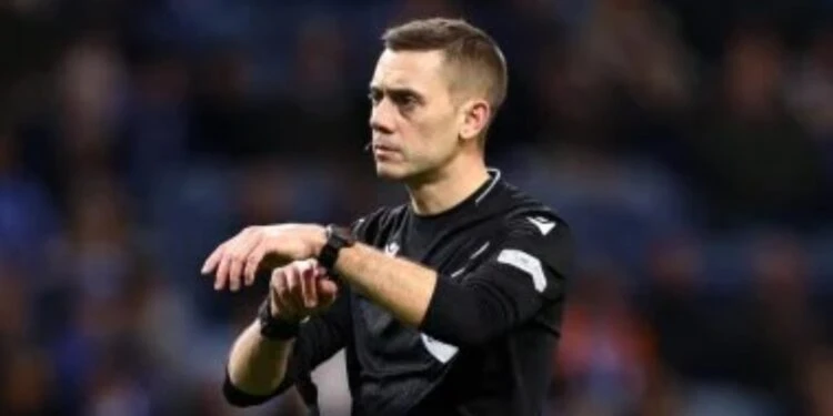 كليمان توربان حكمًا لقمة أتلتيكو مدريد ضد برشلونة فى دوري أبطال أوروبا