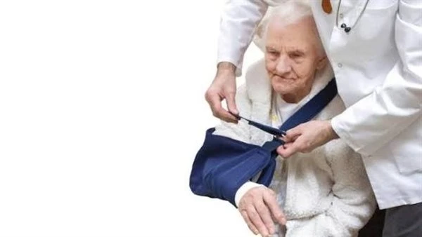 تفصيلة صغيرة توقعهم.. تجنّب كسور كبار السن قبل أن تحدث