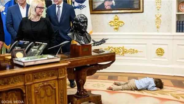 بين السياسة والبراءة.. طفل يقاطع خطاب ترامب بطريقته الخاصة