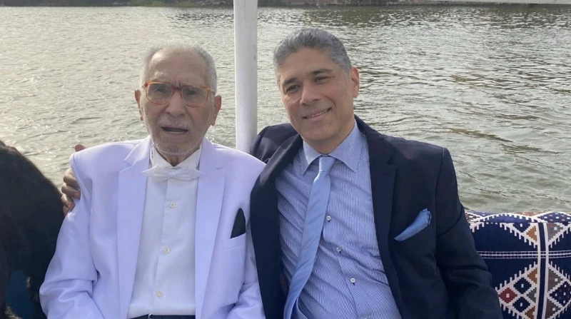 أحمد أبو زهرة يلتزم الصمت حول حالة والده الصحية (خاص)