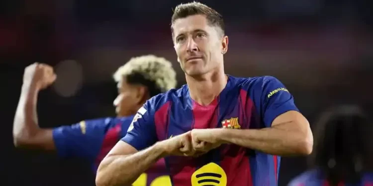 ليفاندوفسكي ماسك برشلونة من إيديهم اللي بتوجعهم