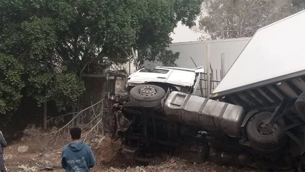 انقلاب تريلا بطريق طنطا كفر الشيخ بمدخل قطور دون إصابات