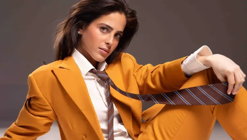 فاطمة بوش تكسر القوالب التقليدية بإطلالة المرأة القيادية (فيديو وصور)