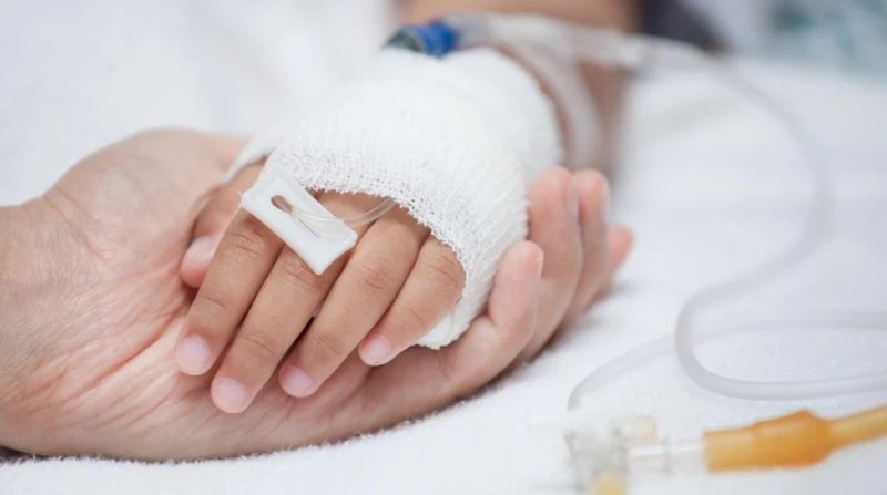 حلقت رأسه وحاجبيه. مزاعم امرأة بإصابة طفلها بالسرطان تقودها إلى السجن