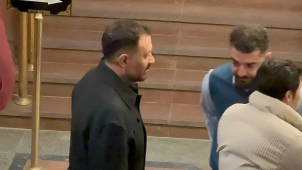 ماجد المصري و بيومي فؤاد و محمد ثروت يقدمون واجب العزاء في والد حاتم صلاح