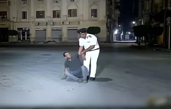 الصورة ياسادة مفبركة والدليل مافيش حد في الشارع علشان يصور