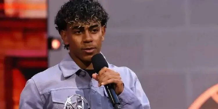 يامال يلهف جائزة لوريوس للسنة التانية. والكل واقف يتفرج