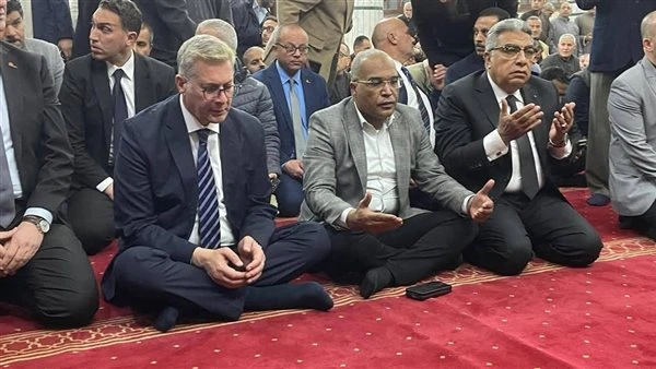 وزير البترول يستقبل جثمان الشهيد حسام خليفة بمطار القاهرة ويشارك في تشييع الجنازة