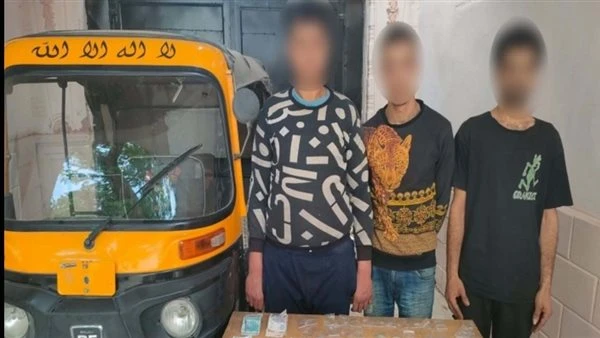 كشف ملابسات فيديو ترويج مخدرات داخل“توك توك”بالجيزة..وضبط 3 متهمين بحوزتهم“بودر” وسلاح أبيض