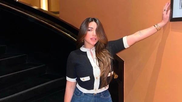 سارة سلامة تخطف الأنظار بإطلالة كاجوال