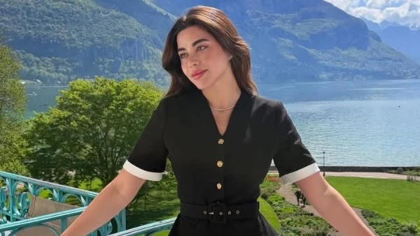يارا السكري تتألق بإطلالة صيفية أنيقة خلال إجازتها في فرنسا