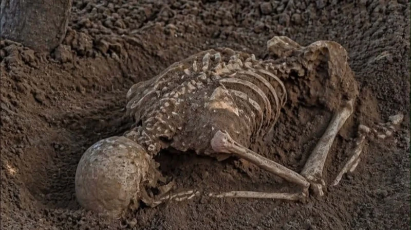 اختار وضع السجود. فلسطيني يدفن نفسه بعدما فقد الأمل في النجاة