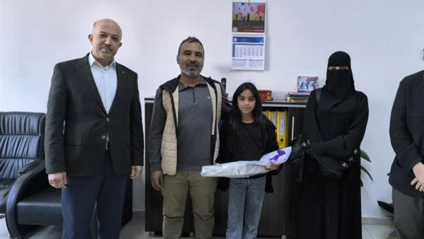 "أمانة عابرة للحدود".. السلطات التركية تُكرم طفلة سورية أعادت حقيبة أموال مفقودة