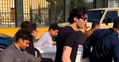 أمير عيد وتامر هاشم وزاب ثروت يحملون نعش والد ليلى فاروق لمثواه الأخير