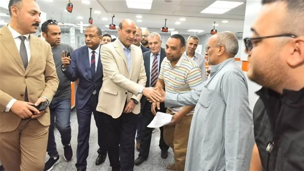 محافظ أسيوط يتفقد مركز الخدمات المميز بالغرفة التجارية ويشدد على كفاءة الأداء