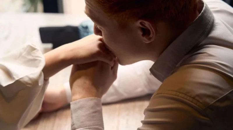 "احذر الجنتلة"، حكم قضائي يحوّل تقبيل يد امرأة إلى اعتداء جنسي في إسبانيا