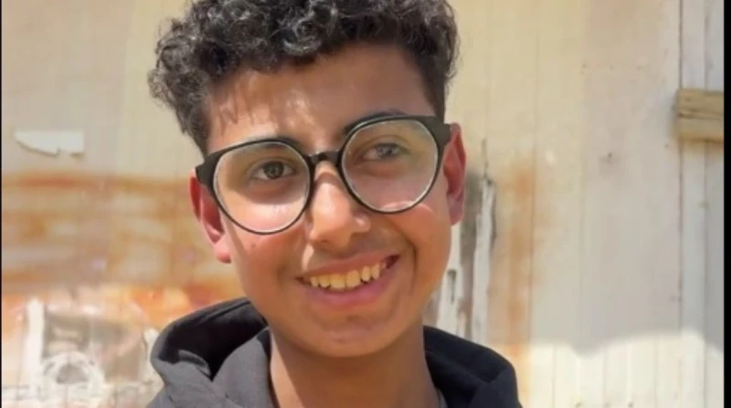 أصيب في عينه ويرفض المساعدة. قصة كفاح نقاش برغيف وبابا غنوج للإنفاق على أسرته