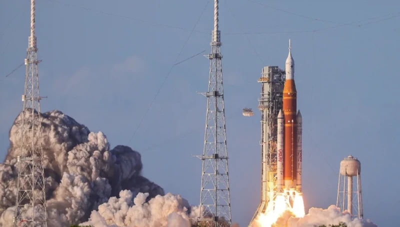 انطلاق أربعة رواد فضاء نحو القمر لأول مرة منذ نصف قرن (صور - فيديو)