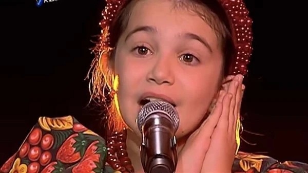 خطفت قلوب الجمهور والمدربين. من هي الطفلة إيميليا التي تألقت في ذا فويس كيدز