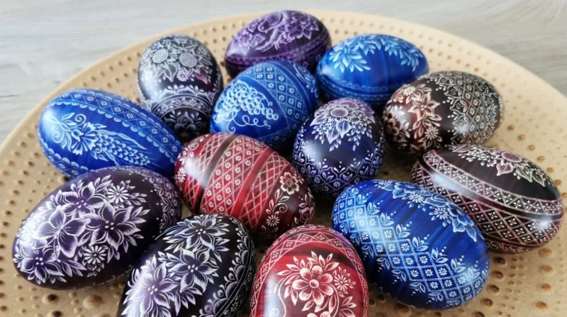 مع اقتراب شم النسيم، رسائل حب ومودة تنقشها النساء باحترافية على قشور البيض