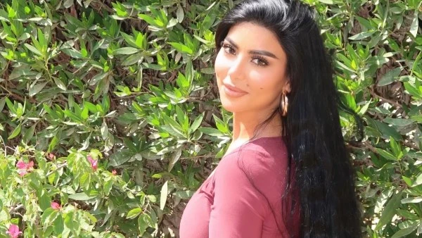 بفستان كارولين عزمي تتألق عبر إنستجرام