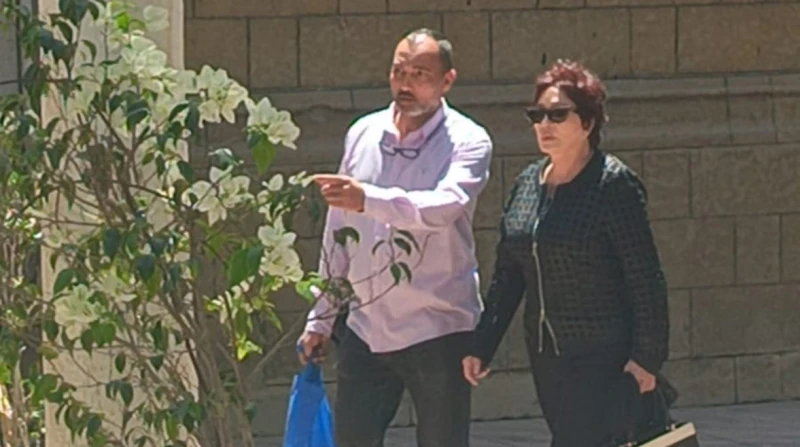 لبلبة تشارك في جنازة والد منة شلبي بالمعادي (صور)