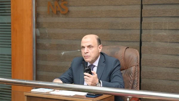 محافظ الغربية يتابع حملات النظافة وغلق المحال من مركز السيطرة