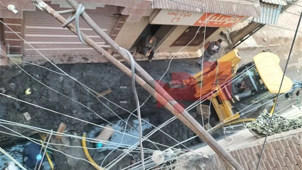 كسر مفاجئ بماسورة الصرف بقرية الشعراء وجهود مكثفة للإصلاح