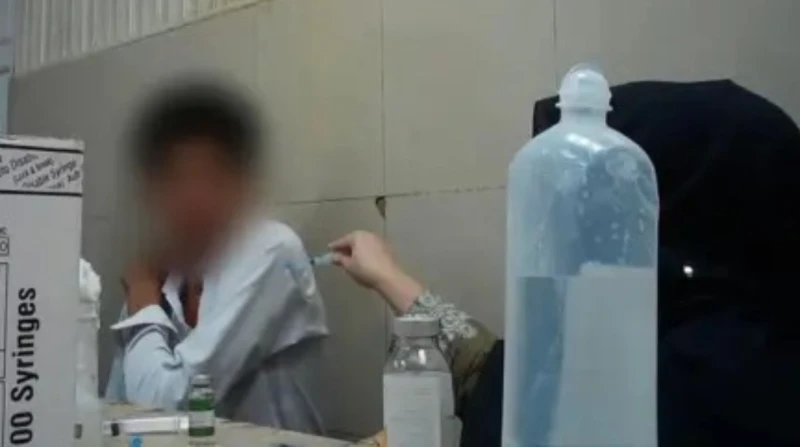 إهمال طبي ورقابة غائبة، حقنة ملوثة تنقل الإيدز لمئات الأطفال في باكستان