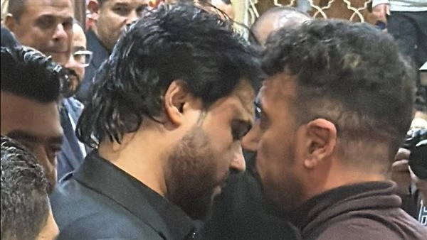 واقف في ضهره. أحمد العوضي يحضر عزاء والد محمود حمدان| صور