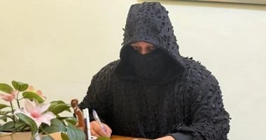 مطرب القناع.. كابوتشي يستعد لطرح البومه الجديد "تورتة"