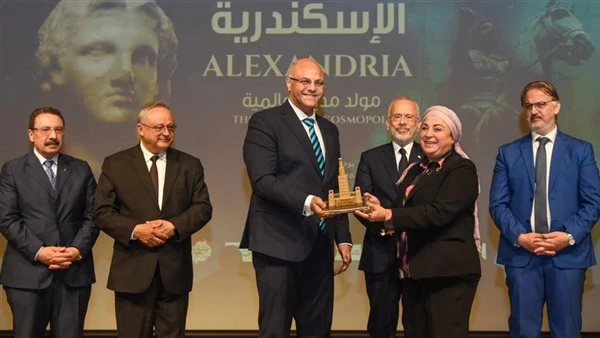 محافظ الإسكندرية يكرم الدكتورة نبيلة حسن رئيس أكاديمية الفنون