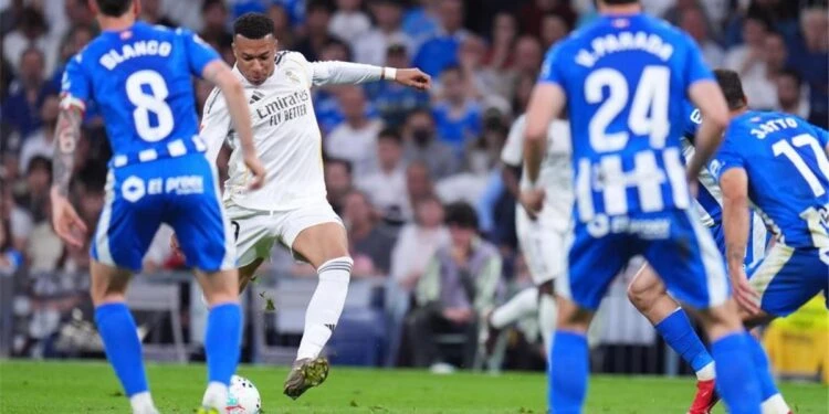 الحظ يبتسم للغزال مبابي. وألافيس يغرق في بحر الملكي