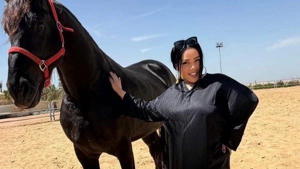 شيماء سيف تخطف الأنظار في جلسة تصوير مع حصان