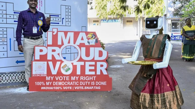 لتشجيع الناخبين. روبوت يخطف الأنظار بمركز اقتراع في الهند (فيديو)