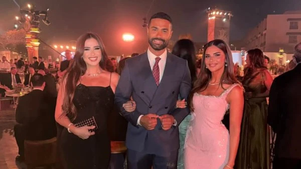 ياسمين عبد العزيز تنشر صور رفقة كريم فهمي وزوجته