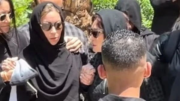 لبلبة تساندها. الحزن والصدمة يسيطران على منة شلبي في جنازة والدها