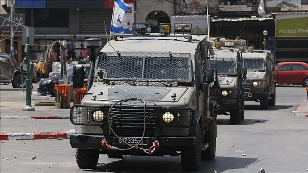 إصابة طفل فلسطيني برصاص الجيش الإسرائيلي خلال اقتحام مخيم العرّوب بالضفة الغربية