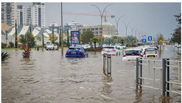 مع تهديد أمريكا بمحو إيران الليلة.. الفيضانات تهدد بغرق اسرائيل