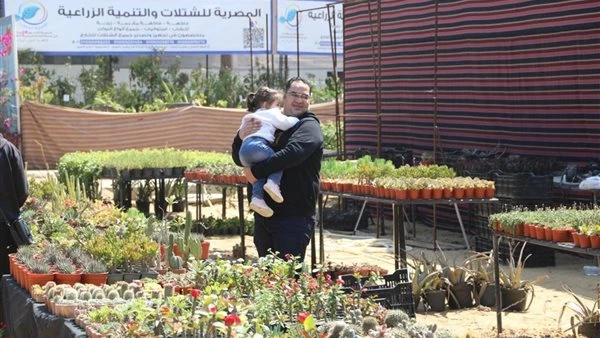 وزير الزراعة يتفقد معرض الزهور بالدقي ويقرر مده لنهاية مايو