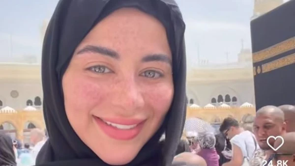 بملابس الإحرام..يارا السكري تؤدي مناسك العمرة